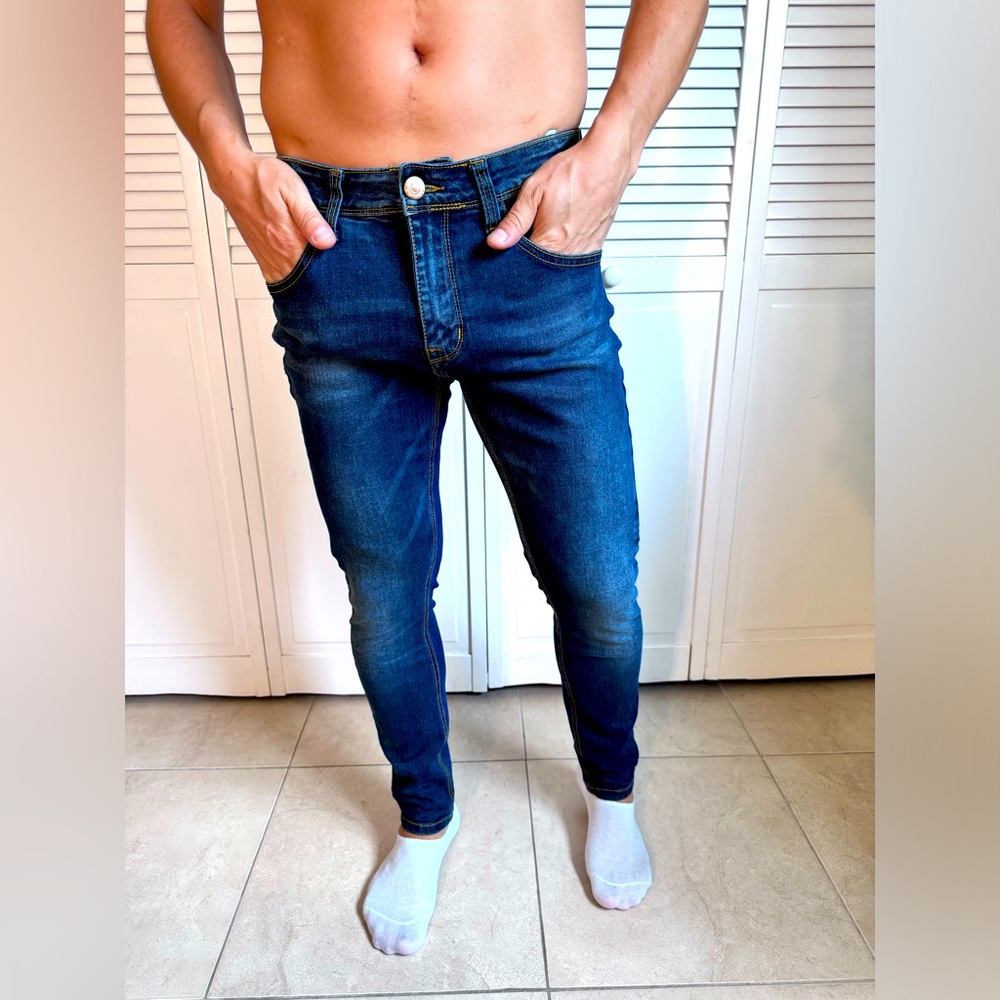 New jeans. Good quality. The color is blue. 34/48